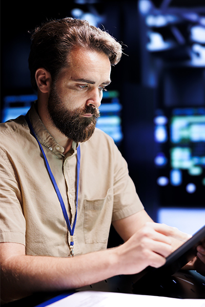Imagen de un experto en protección de la norma ISO 27001